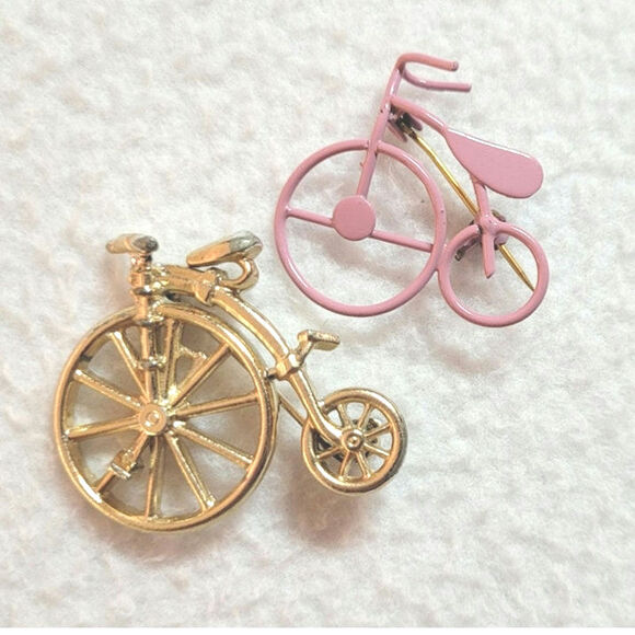Vtg 2 Pc Lot Bicycle Brooch Pin Victorian Penny Farthing Goldtone Pink Enamel - Picture 1 of 5